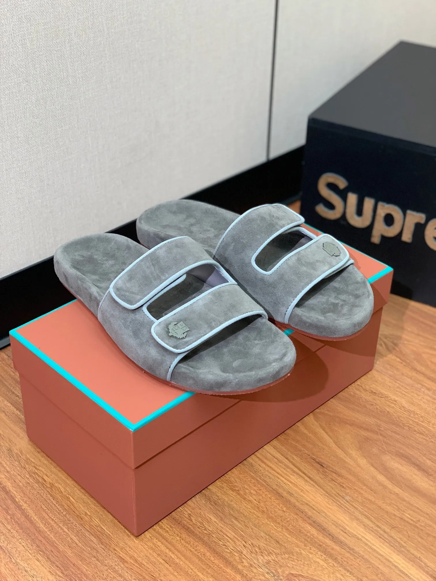 【LP】P:600💰 Size: 39-46 (45.46 can be customized) 【Loro Piana】LP men's slippers. Italian top cashmere is retro, elegant, low-key and luxurious. Both fashionable and practical, the leather is still of the highest quality in the entire network. The upper is silky and smooth. Wear-resistant and highly elastic beef tendon bottom. .